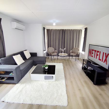 3-Bedroom House-Big Yard- Netflix Хамилтън Екстериор снимка